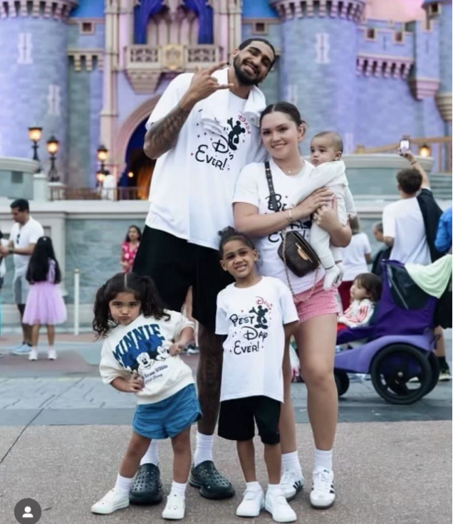 托平和娇妻近照，尼克斯弃将，拿大合同总决赛爆发，妻子很美