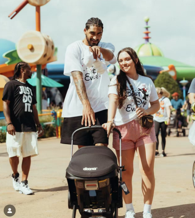 托平和娇妻近照，尼克斯弃将，拿大合同总决赛爆发，妻子很美