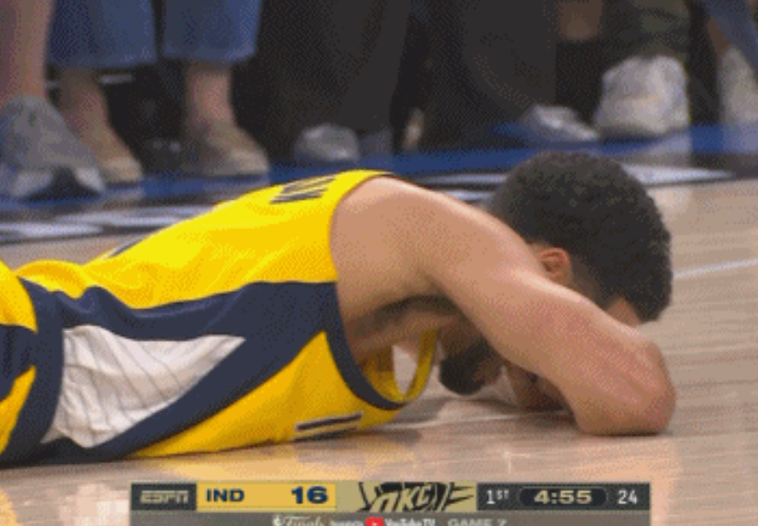 哈利伯顿无对抗受伤：怒锤地板被搀扶离场 恐重蹈KD跟腱断裂悲剧