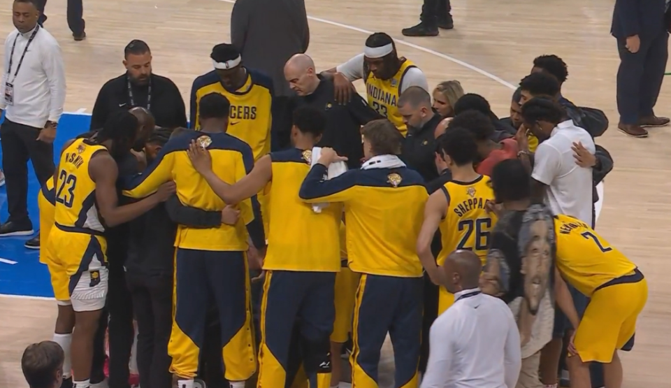 哈利伯顿无对抗受伤：怒锤地板被搀扶离场 恐重蹈KD跟腱断裂悲剧