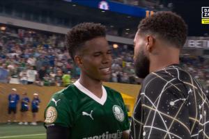 和大哥聊会！赛后里斯-詹姆斯安慰18岁埃斯特旺