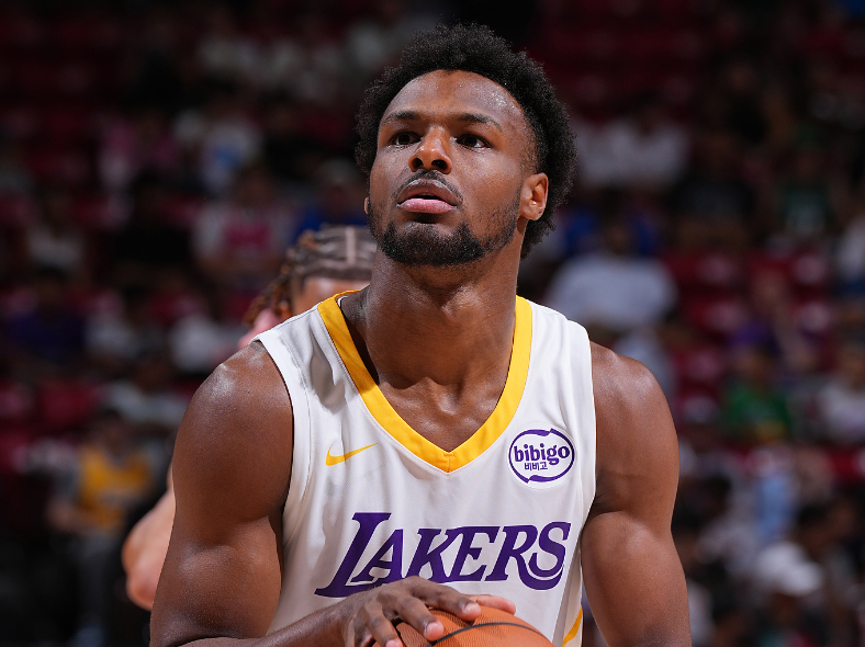 开云在线-詹姆斯观战！湖人决战崩盘负快船 布朗尼17+5+5爆发却送致命失误