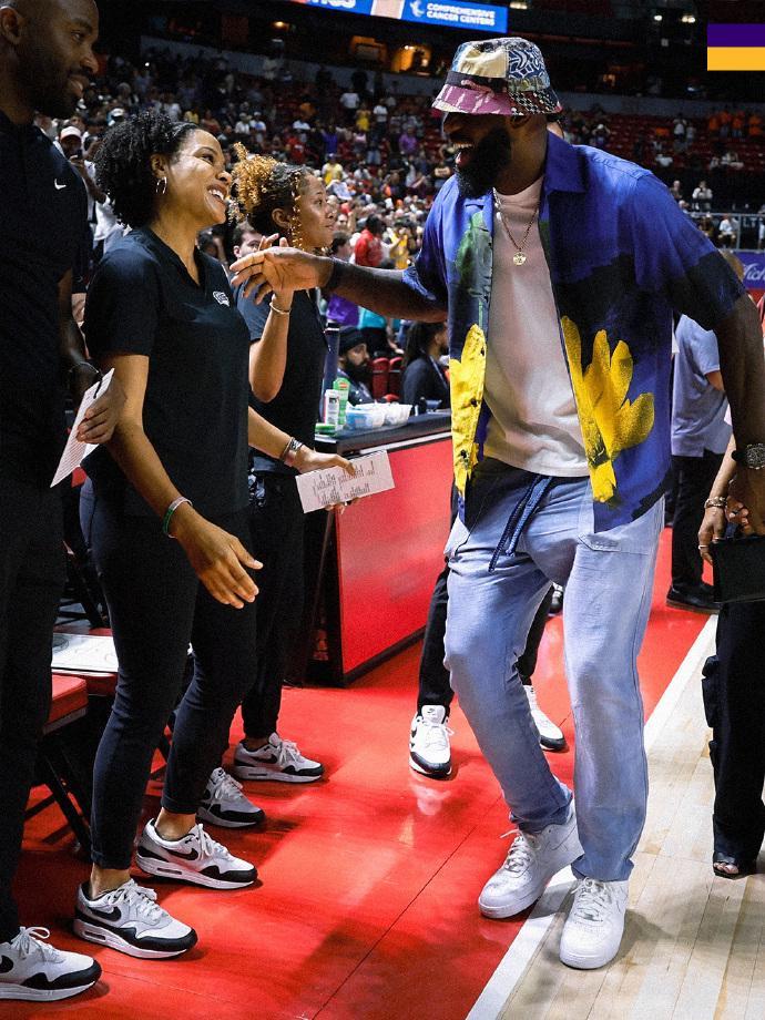 开云在线-詹姆斯观战！湖人决战崩盘负快船 布朗尼17+5+5爆发却送致命失误