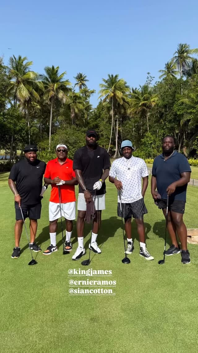 打磨球技🏌🏾詹姆斯晒度假时打高尔夫：外面实在是太热了😅