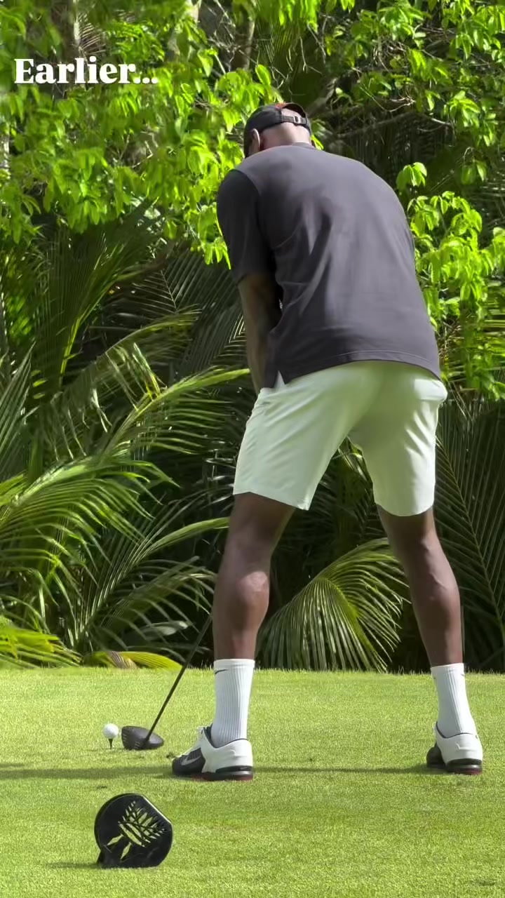 打磨球技🏌🏾詹姆斯晒度假时打高尔夫：外面实在是太热了😅