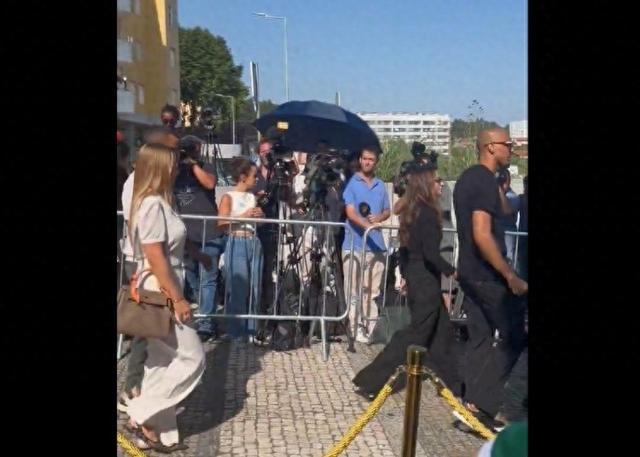 开云娱乐-记者：利物浦前队友法比尼奥与蒂亚戈携家人来到葬礼现场悼念若塔