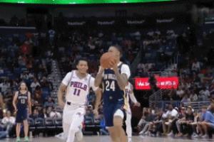 开云娱乐-伤病退散！霍金斯落地没站稳 紧捂脚踝痛苦不堪 随后回到更衣室