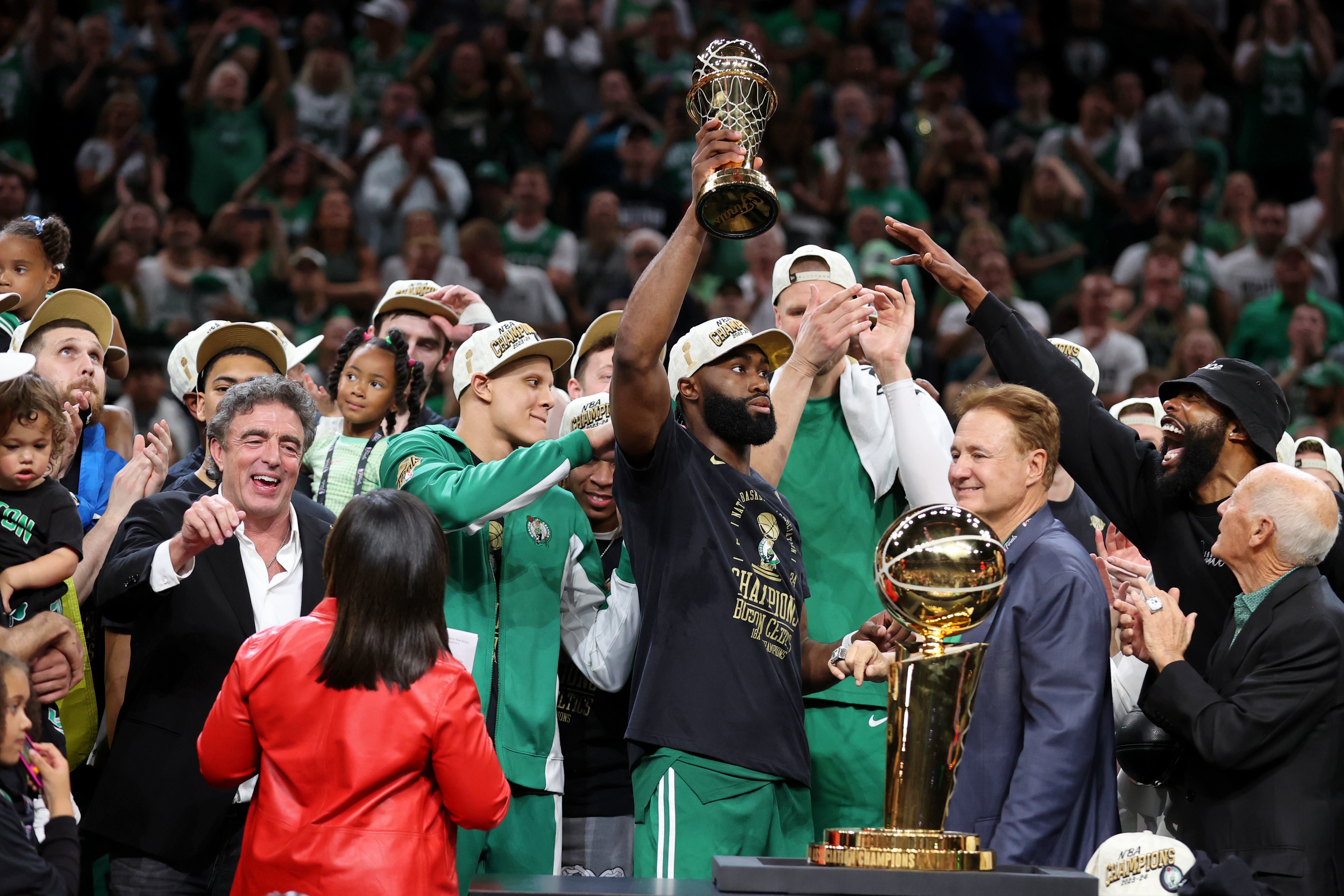 开云娱乐-王朝难建😅7年7队夺冠致敬50年前 SGA小丑库昊字母老詹轮庄🎲