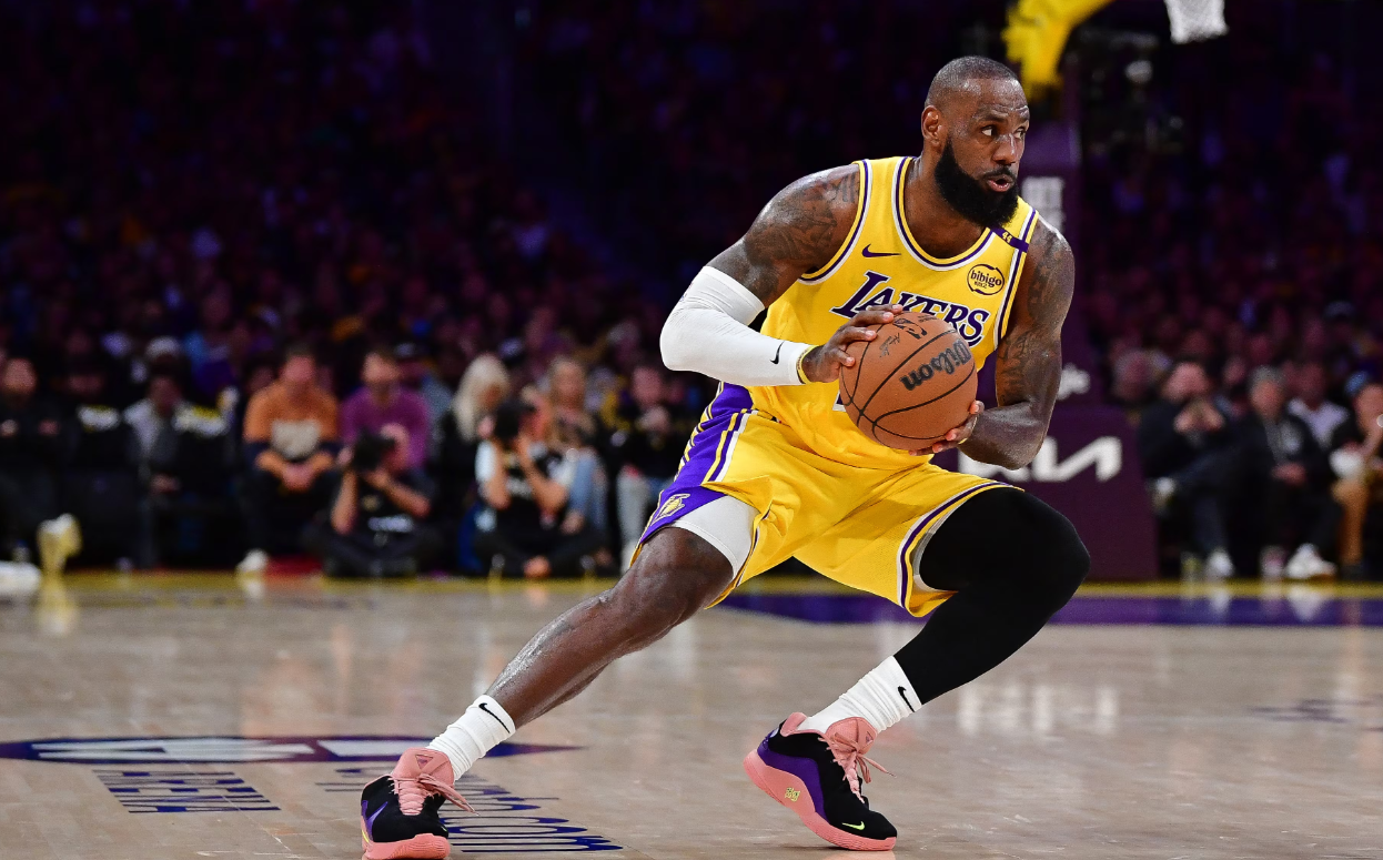 开云-超长待机！詹姆斯首次进最佳阵容时爱德华兹和康宁汉姆才3岁