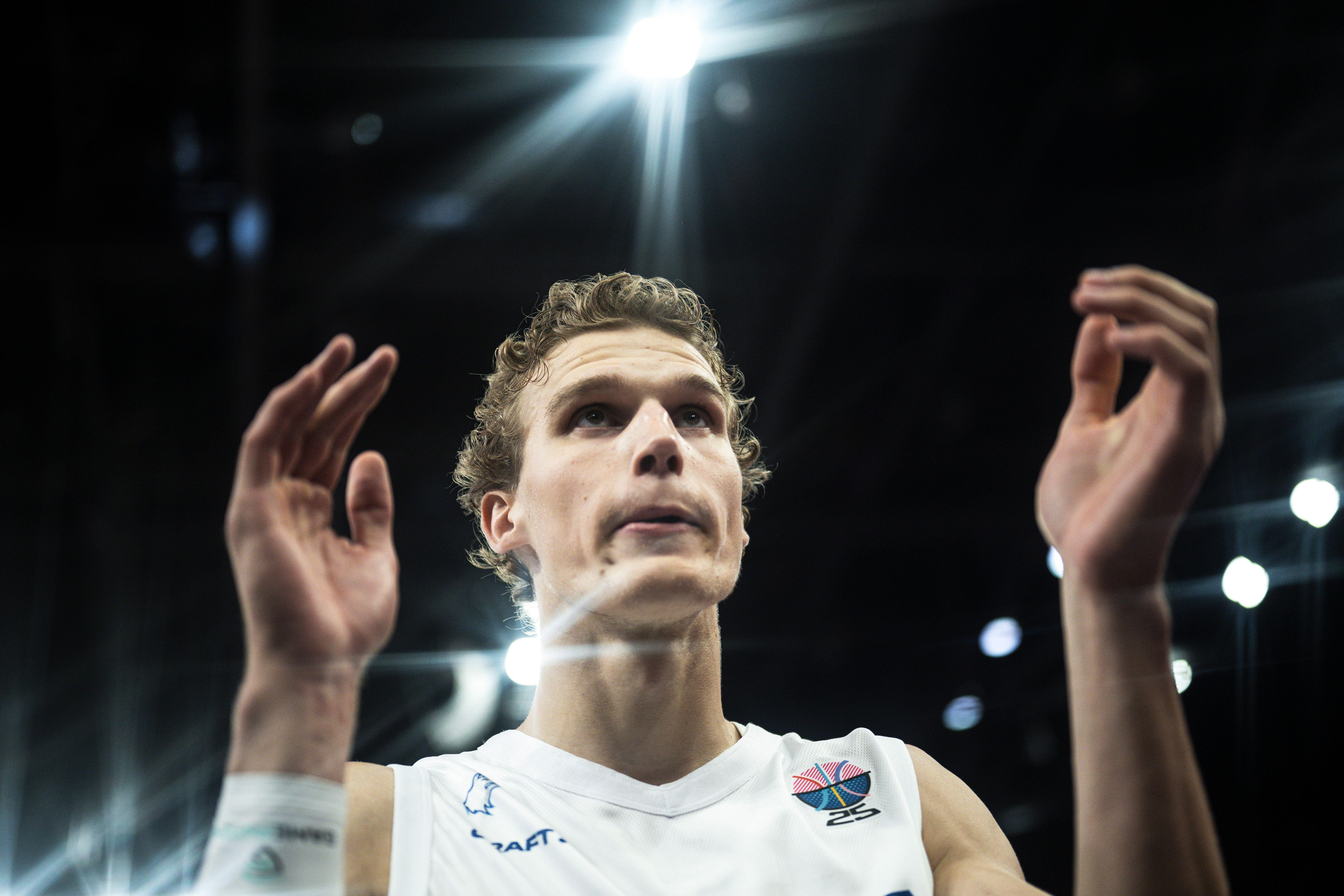 开云官网-在爵士憋坏了~马尔卡宁欧锦赛2战场均仅打27.8分钟 狂轰35.5分3断