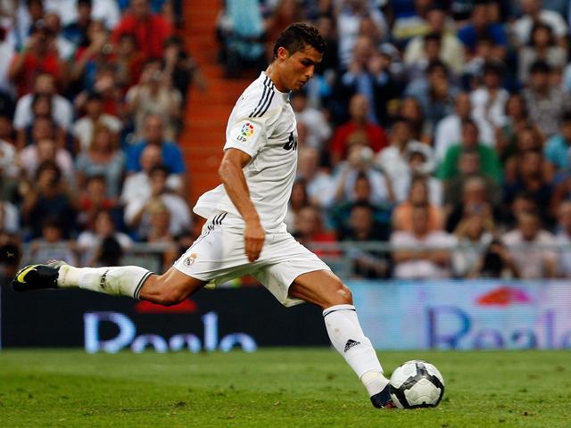 开云娱乐-谁是欧冠赛场上的任意球大师？攻入10球以上仅三人，C罗独占鳌头