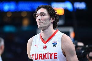 开云APP-土耳其第二得分手!奥斯曼因伤缺席训练 有肿胀和难以承重问题