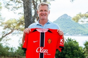 kaiyun-史蒂夫-科尔造访西甲马洛卡足球俱乐部 获赠25号球衣