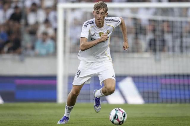 开云官网-经纪人:赫伊森将重新定义中后卫,就像贝肯鲍尔所做的那样