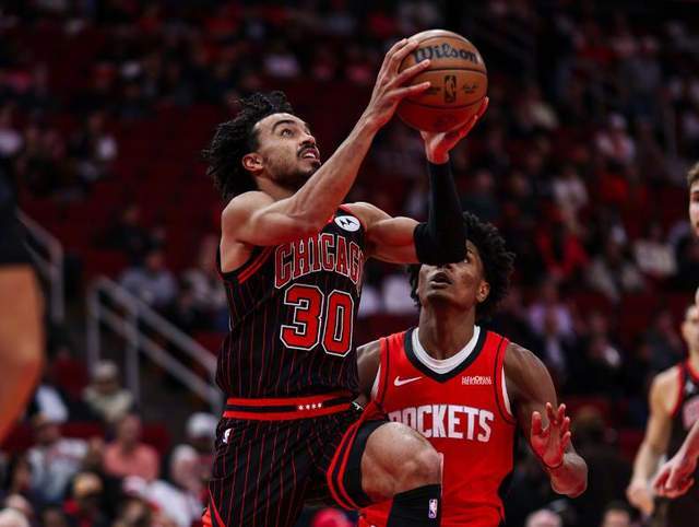 kaiyun-轻取公牛！杜兰特28+10，史密斯救命8分，火箭该让雨姐首发了