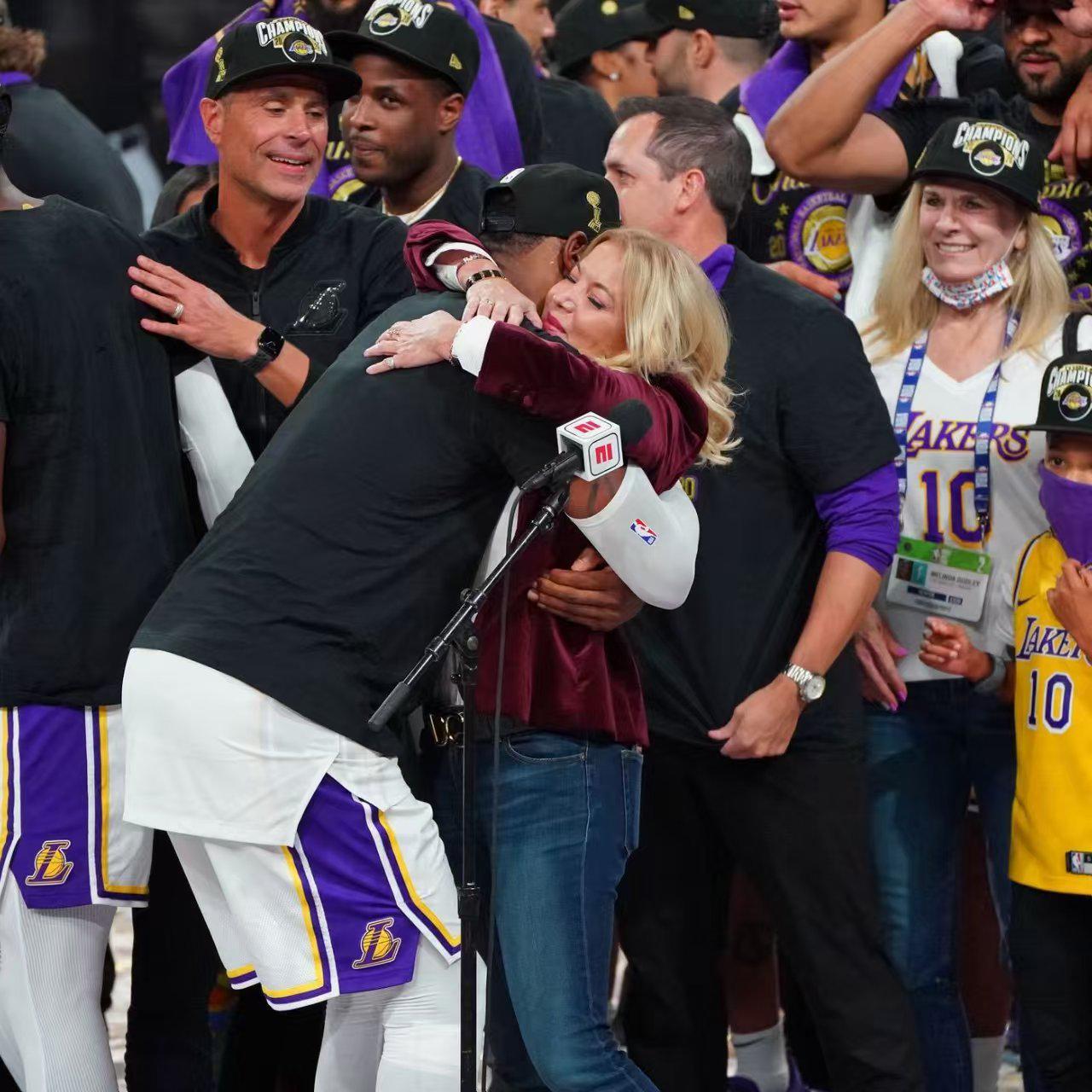 开云娱乐-闹掰了！珍妮不满詹姆斯七大原因揭秘，湖人会交易老詹吗？