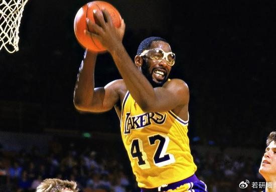 乔丹评历史最强五人组，科比詹皇均无缘，网友：这阵容能6连冠|勒布朗·詹姆斯|科比·布莱恩特|皮蓬|奥拉朱旺|总冠军_新浪体育_新浪新闻