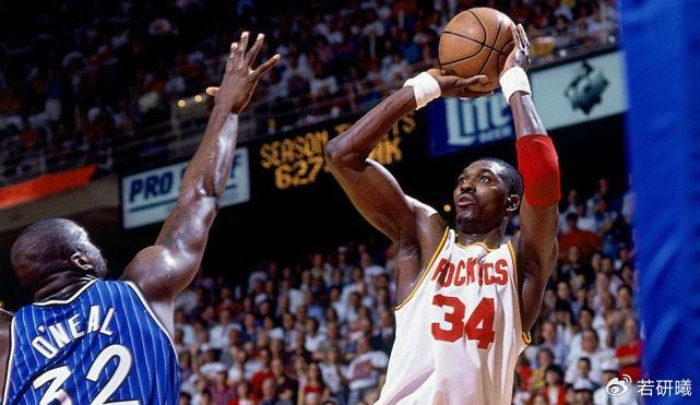 乔丹评历史最强五人组，科比詹皇均无缘，网友：这阵容能6连冠|勒布朗·詹姆斯|科比·布莱恩特|皮蓬|奥拉朱旺|总冠军_新浪体育_新浪新闻