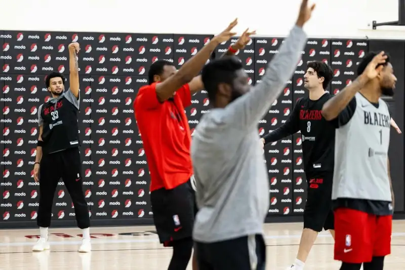 开云在线-开拓者官方晒球员训练照：在训练馆，做着我们热爱的事情