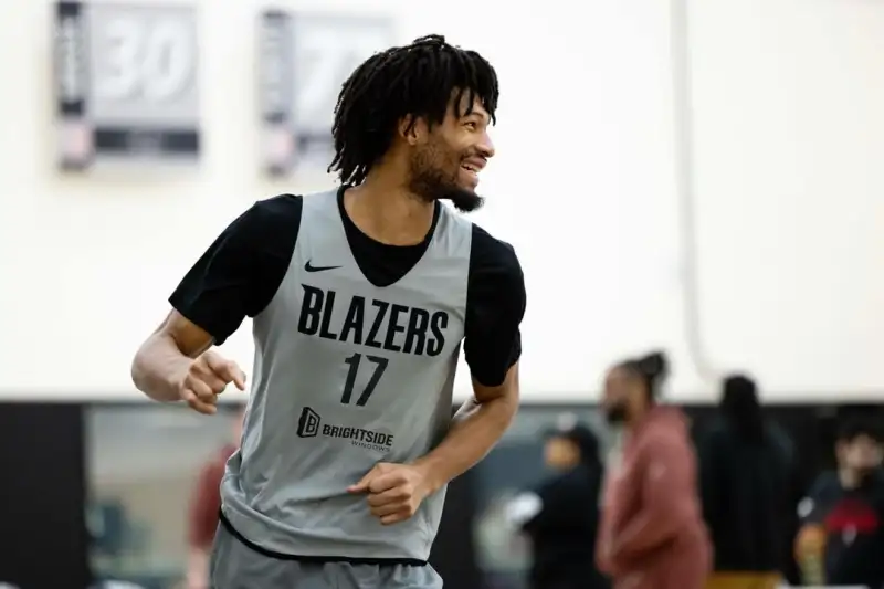 开云在线-开拓者官方晒球员训练照：在训练馆，做着我们热爱的事情