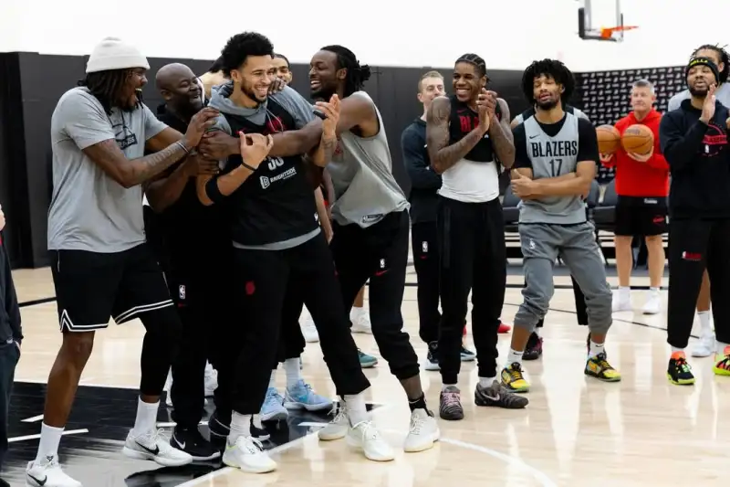 开云在线-开拓者官方晒球员训练照：在训练馆，做着我们热爱的事情