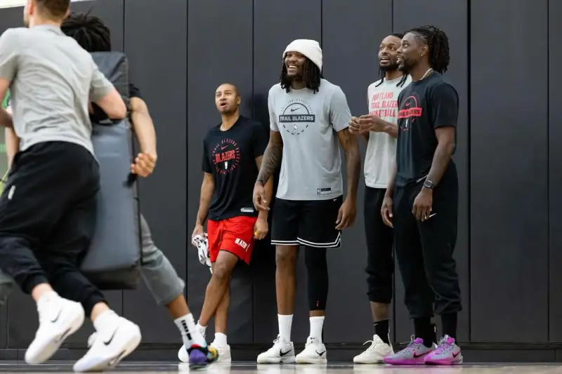 开云在线-开拓者官方晒球员训练照：在训练馆，做着我们热爱的事情