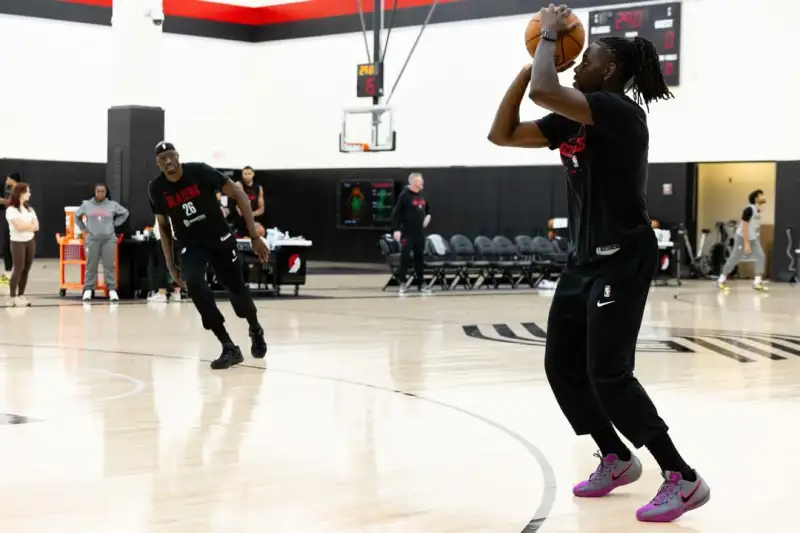 开云在线-开拓者官方晒球员训练照：在训练馆，做着我们热爱的事情