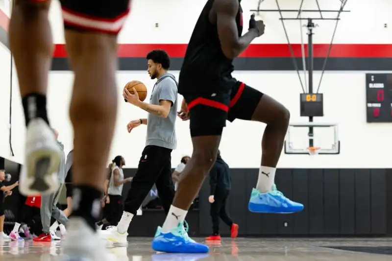 开云在线-开拓者官方晒球员训练照：在训练馆，做着我们热爱的事情