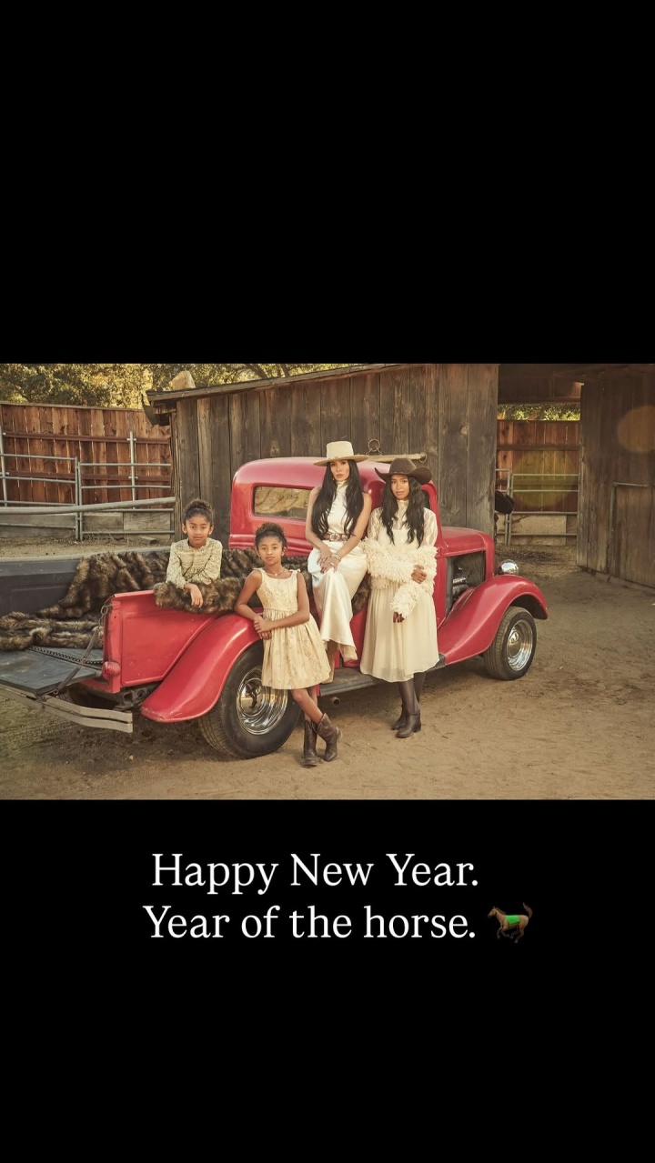 开云娱乐-🤠牛仔风！瓦妮莎晒全家福祝福大家马年快乐🐎