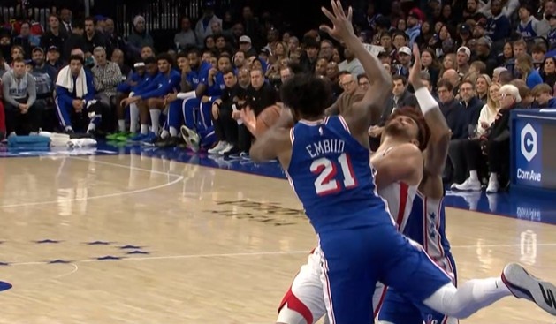 开云在线-是个好防守！申京篮下强打恩比德造犯规 76人挑战成功