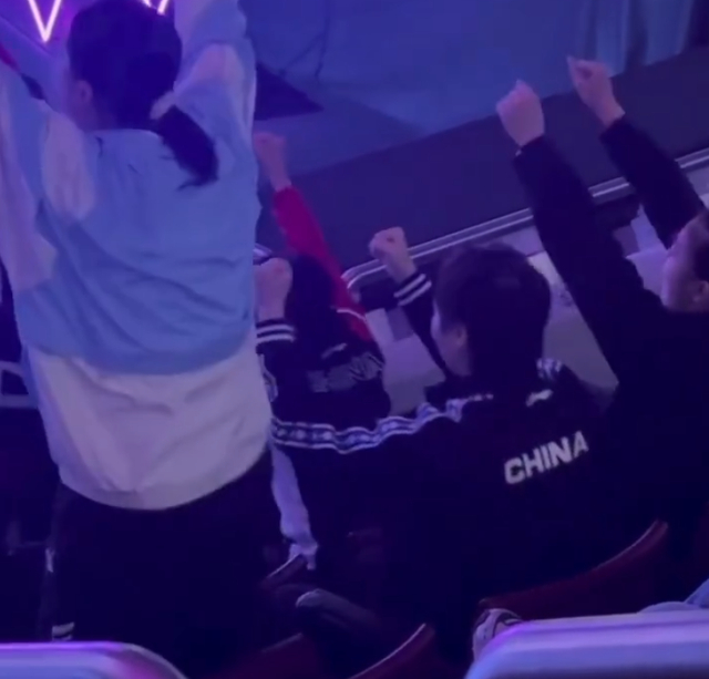 开云入口-王曼昱丢冠并无沮丧！抵达北京大方与球迷挥手 将登时尚杂志封面|WTT|陈幸同|韩莹|多哈|陈熠_新浪体育_新浪新闻