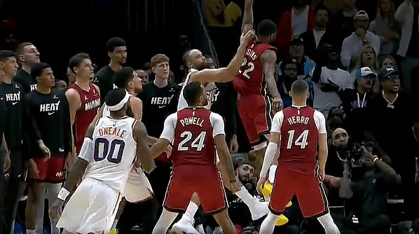 开云官网-葬送比赛！狄龙出手脚还踢到威金斯，裁判回看判罚一级恶意