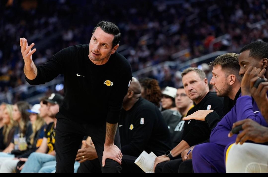 输国王遭3连败！雷迪克自负决策毁了湖人，彻底废了东詹的1大能力