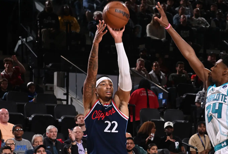 开云官网-又一次拿下高分！快船侧翼新星这下不会再跌出轮换阵容了吧？