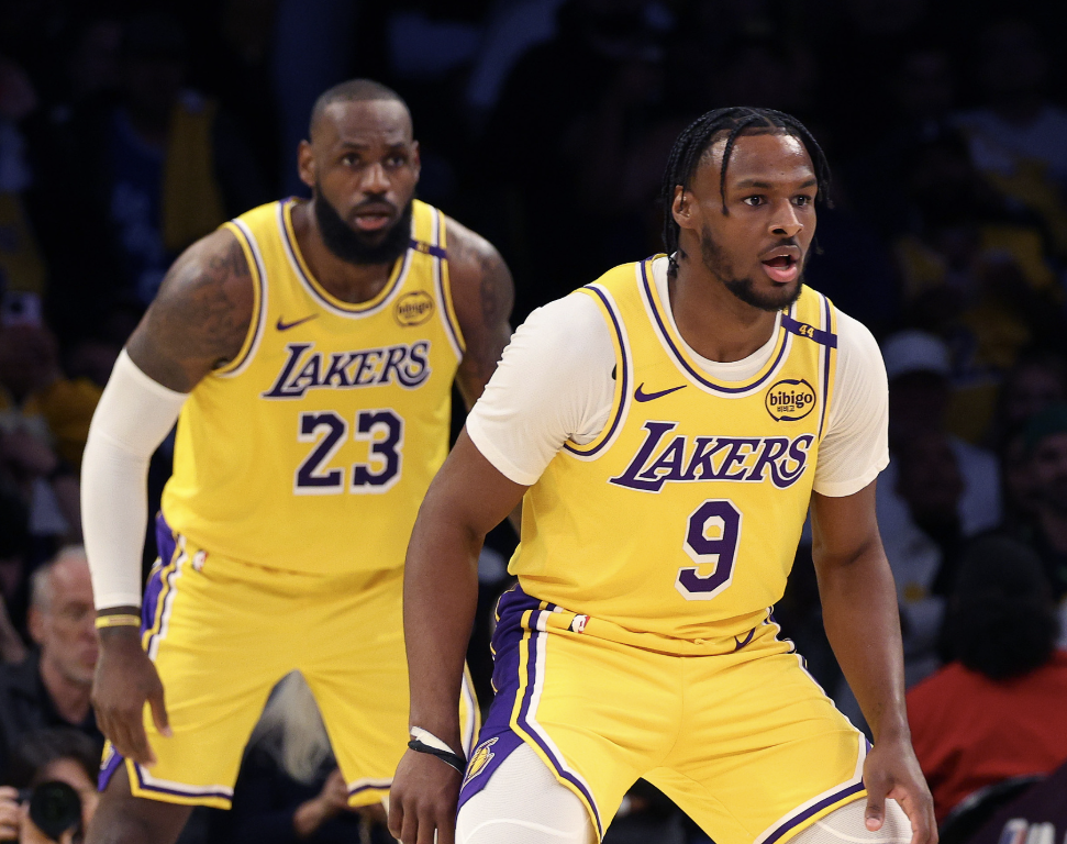 开云-铁血两分变铁血三分！布朗尼最后8秒刷分遭狂喷，还连累老爹詹皇