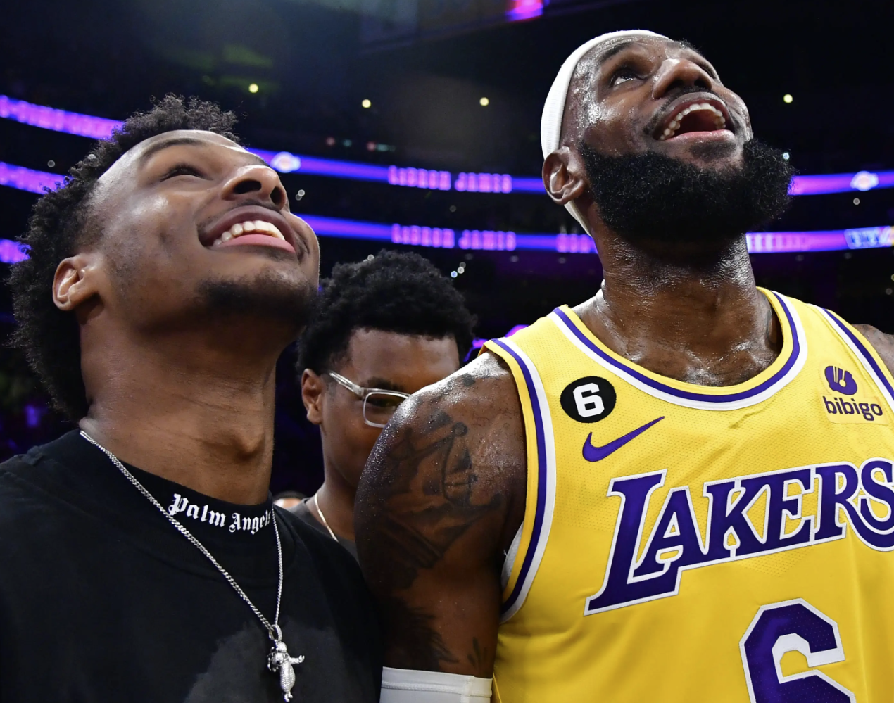 开云-铁血两分变铁血三分！布朗尼最后8秒刷分遭狂喷，还连累老爹詹皇