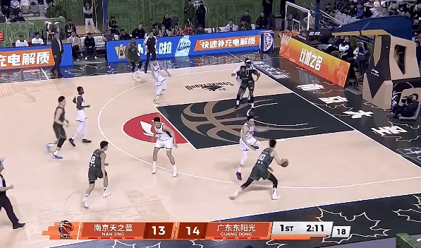 开云娱乐-郭昊文假动作点飞胡明轩，突破完成双手挂框飞扣