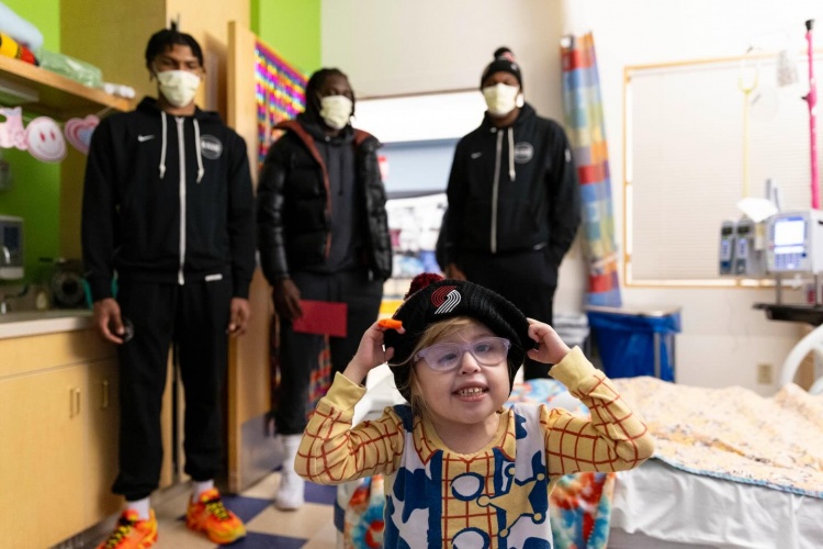 开云入口-心有大爱🧡！开拓者前往儿童机构开展慈善活动 杨瀚森随队亮相