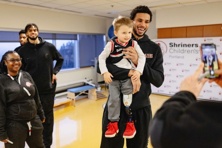 开云入口-心有大爱🧡！开拓者前往儿童机构开展慈善活动 杨瀚森随队亮相