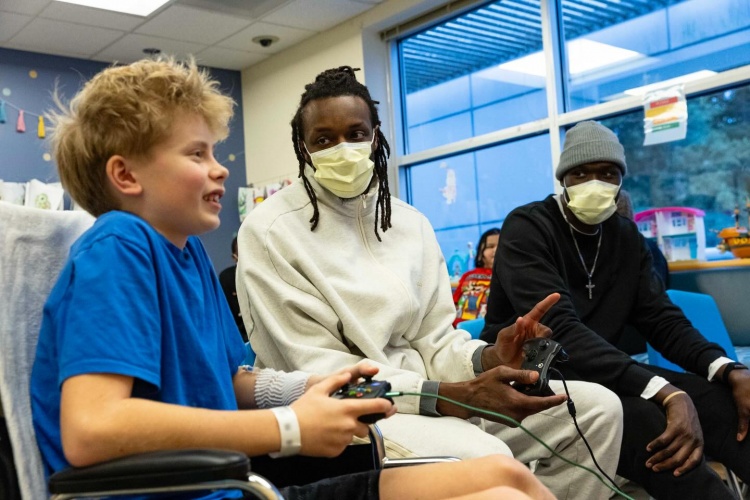 开云入口-心有大爱🧡！开拓者前往儿童机构开展慈善活动 杨瀚森随队亮相