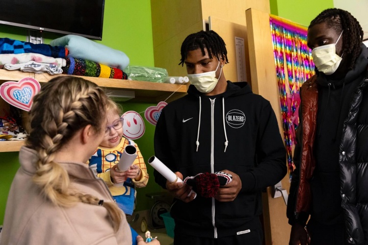 开云入口-心有大爱🧡！开拓者前往儿童机构开展慈善活动 杨瀚森随队亮相