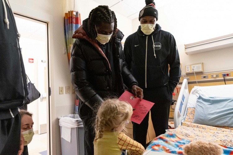 开云入口-心有大爱🧡！开拓者前往儿童机构开展慈善活动 杨瀚森随队亮相