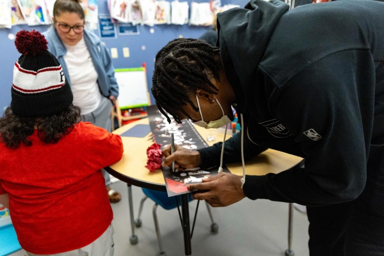 开云入口-心有大爱🧡！开拓者前往儿童机构开展慈善活动 杨瀚森随队亮相