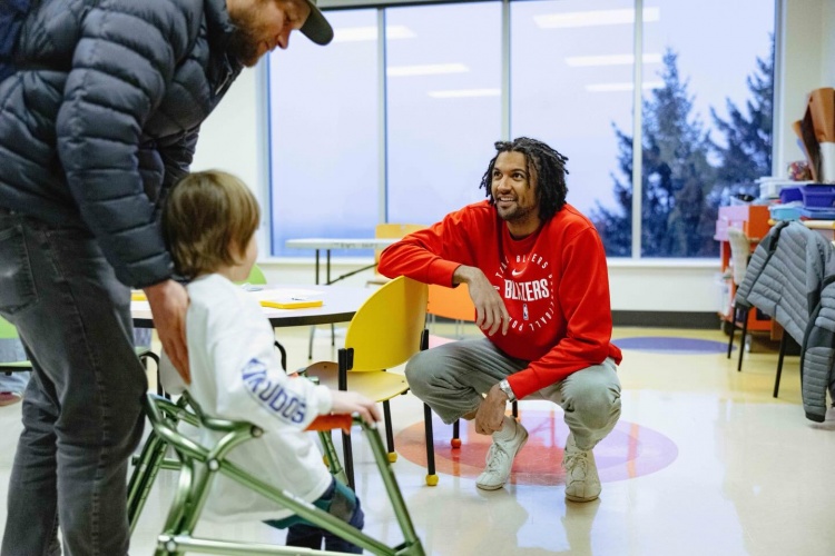 开云入口-心有大爱🧡！开拓者前往儿童机构开展慈善活动 杨瀚森随队亮相