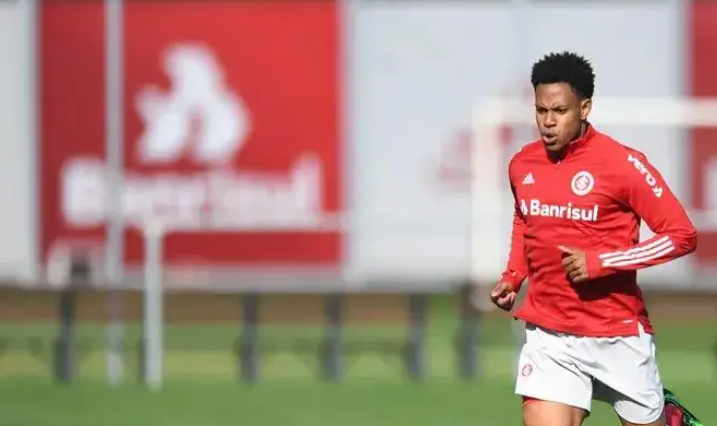 开云娱乐-这位外援原本有机会去蓉城踢中超，如今为何却加盟南通，将踢中甲