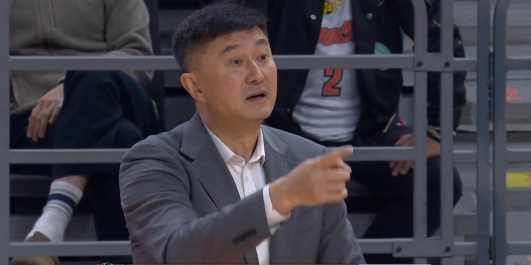 开云在线-菜鸡互啄!鬼才杜锋奇葩怪阵激活胡明轩,末节导演20-7逆转天津