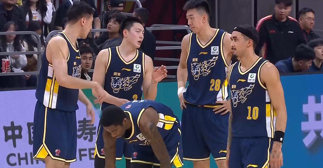 开云在线-菜鸡互啄!鬼才杜锋奇葩怪阵激活胡明轩,末节导演20-7逆转天津