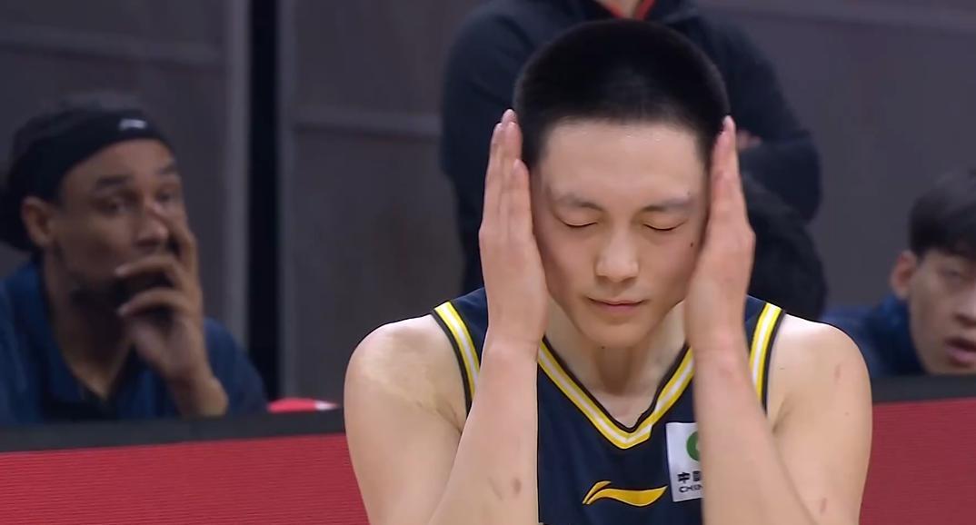 开云在线-菜鸡互啄!鬼才杜锋奇葩怪阵激活胡明轩,末节导演20-7逆转天津