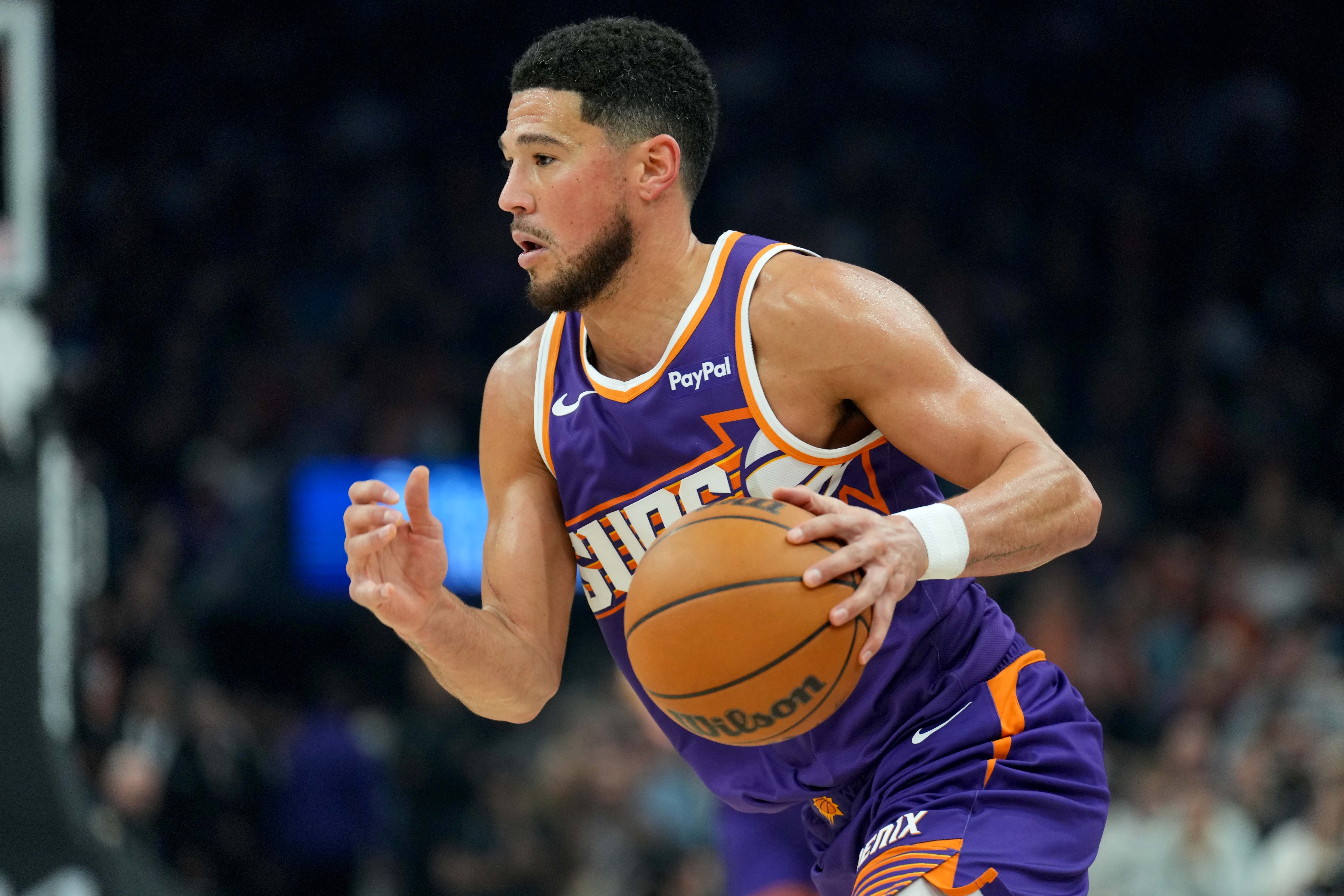 开云在线-赚大了！布克罚球不中自己抢板命中三分 打成1+3