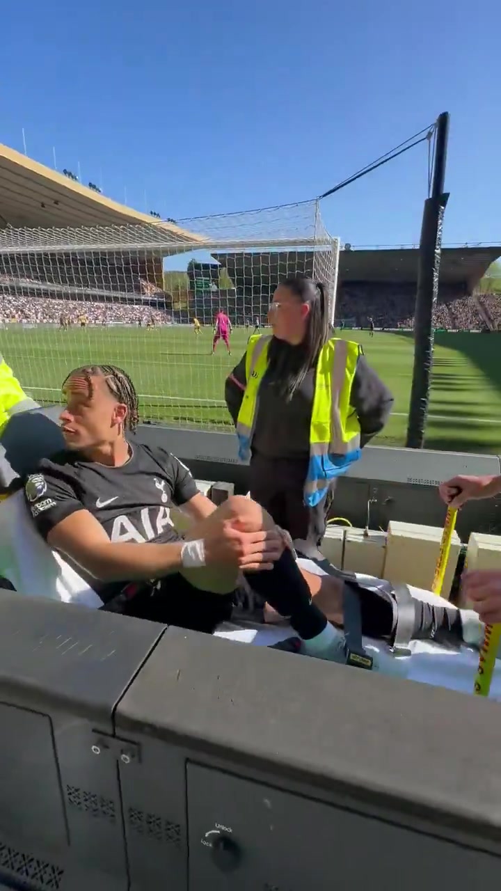 开云入口-当场回怼！狼队球迷辱骂重伤离场的西蒙斯，后者躺着回骂F**k you